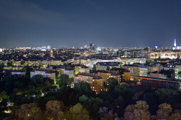 Fototapeta premium Vibrant Nighttime Cityscape of Vienna with Illuminated Buildings and a Clear Starry Sky