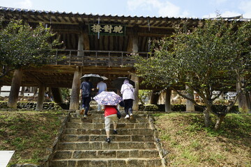 경상북도 안동에 있는 병산서원은 고려시대부터 교육기관으로 사용되어 온 전통적인 한국식 건물로 아름다운 곳입니다.