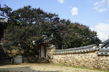 경상북도 안동에 있는 병산서원은 고려시대부터 교육기관으로 사용되어 온 전통적인 한국식 건물로 아름다운 곳입니다.