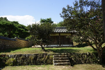 경상북도 안동에 있는 병산서원은 고려시대부터 교육기관으로 사용되어 온 전통적인 한국식 건물로 아름다운 곳입니다.