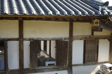 Fototapeta premium 경상북도 안동에 있는 병산서원은 고려시대부터 교육기관으로 사용되어 온 전통적인 한국식 건물로 아름다운 곳입니다.