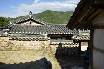 경상북도 안동에 있는 병산서원은 고려시대부터 교육기관으로 사용되어 온 전통적인 한국식 건물로 아름다운 곳입니다.