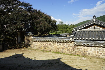 경상북도 안동에 있는 병산서원은 고려시대부터 교육기관으로 사용되어 온 전통적인 한국식 건물로 아름다운 곳입니다.