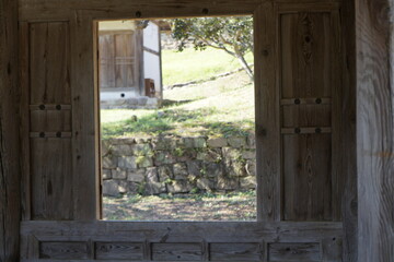 경상북도 안동에 있는 병산서원은 고려시대부터 교육기관으로 사용되어 온 전통적인 한국식 건물로 아름다운 곳입니다.