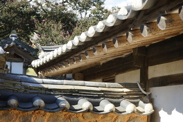 경상북도 안동에 있는 병산서원은 고려시대부터 교육기관으로 사용되어 온 전통적인 한국식 건물로 아름다운 곳입니다.