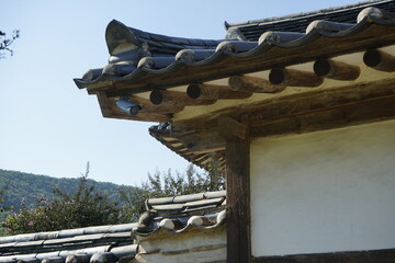 경상북도 안동에 있는 병산서원은 고려시대부터 교육기관으로 사용되어 온 전통적인 한국식 건물로 아름다운 곳입니다.