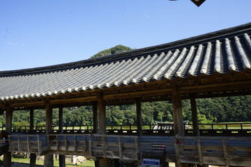 경상북도 안동에 있는 병산서원은 고려시대부터 교육기관으로 사용되어 온 전통적인 한국식 건물로 아름다운 곳입니다.