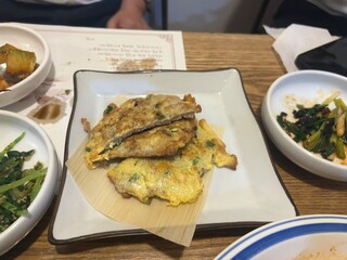 네모난 접시에 담긴 맛있는 쇠고기전 육전 
