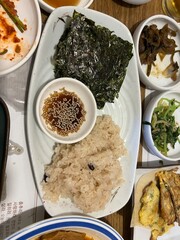 접시에 담긴 맛있는 간장과 찰밥 그리고 김 