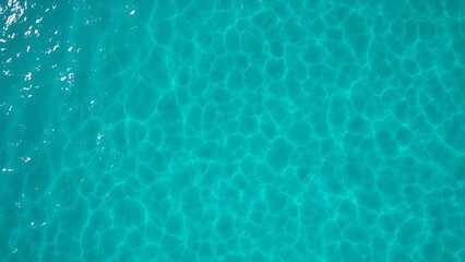 Obraz premium A breathtaking aerial view of turquoise ocean waters creating mesmerizing patterns.