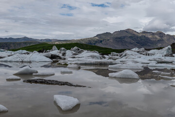 Obraz premium Svínafellsjökull glacier and lake in Iceland
