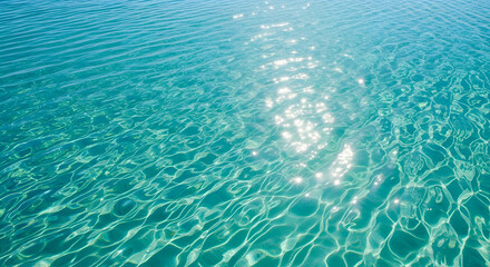 Obraz premium Sunlit Turquoise Water - A Captivating Display of Light and Ripples.