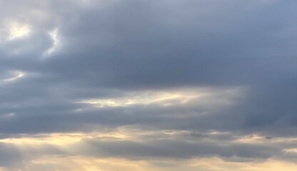 Obraz premium Sunset Sky with Crepuscular Rays and Layered Clouds under Celestial Glow