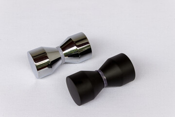 manija para la puerta, Aberturas, herrajes, picaportes de metal, lijas, discos 