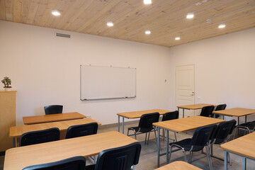Modern Classroom Setup Featuring Desks, a Whiteboard, and a Focus on Innovative Learning