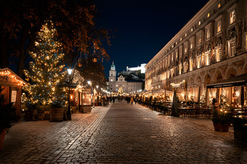 Fototapeta premium Salzburg Christmas Market in Residenzplatz at night