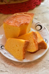 O bolo de laranja tem benef&iacute;cios nutricionais devido aos nutrientes da laranja, como vitamina C, fibras e antioxidantes, que fortalecem a imunidade, melhoram a digest&atilde;o e promovem a saciedade