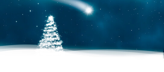 Beleuchteter geschmückter Weihnachtsbaum in einem verschneiten Winterwald