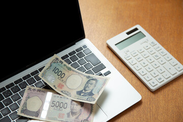 パソコンとお金と計算機
