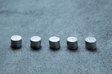 日本の一円玉を積み上げたお金を横一列に並べている写真
