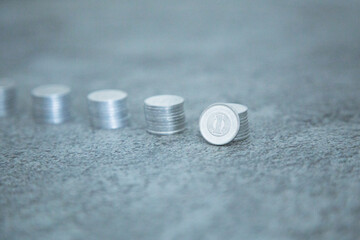 日本の一円玉を積み上げたお金を一枚だけアップにしている写真