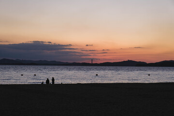 渋川海岸、美しい夕日が海岸線に沈む風景、岡山、日本