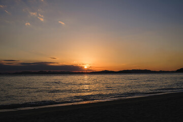 渋川海岸、美しい夕日が海岸線に沈む風景、岡山、日本