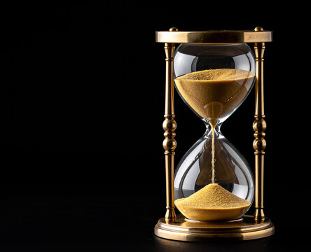 Imagen conceptual de un reloj de arena sobre fondo negro simbolo de la fugacidad de la vida, paso inevitable del tiempo y la reflexi&oacute;n sobre la mortalidad, soledad y lo ef&iacute;mero de la existencia