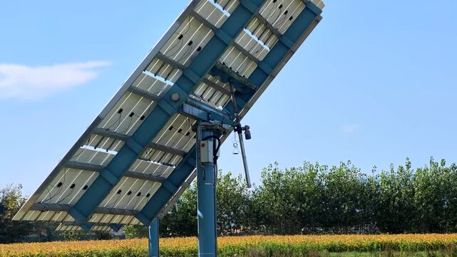 Moduli fotovoltaici su un area verde privata