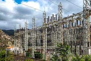 Unidad estación de energía eléctrica de alta tensión de planta, fotos con un cielo azul y nubes...