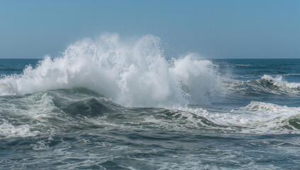 Fototapeta premium Dynamic Ocean Waves Crashing Against the Shoreline