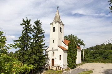 Fototapeta premium eine kirche in einem Dorf