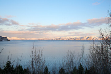 Strada panoramica la mattina in inverno uscendo da Alta, Norvegia del Nord.