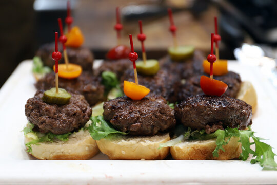 pinchos de mini hamburguesas de carne con verduras y hortalizas como ingredientes