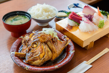 鯛のかぶと煮と刺身の和定食
