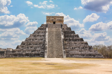 Templo de Kukulc&aacute;n, Zona Arqueol&oacute;gica de Chich&eacute;n Itz&aacute;, Yucat&aacute;n, M&eacute;xico.