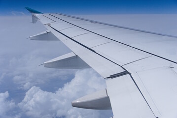 Obraz premium Flugperspektive eines Passagiers - Flug über den Wolken