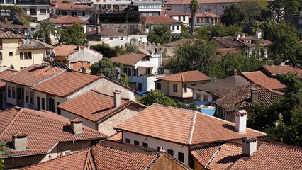 Widok na dachy domów w stylu osmańskim w Antalya, Turcja © Mateusz