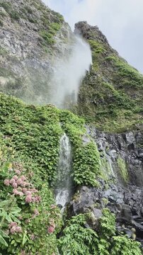 mächtiger Wasserfall bei Faj&atilde; Grande auf der Azoreninsel Flores