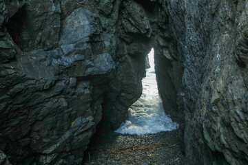 岩の割れ目から押し寄せる波