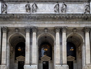 Obraz premium New York Public Library main branch with people outside in Manhattan
