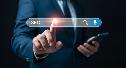 Obraz premium Marketing professional digitizing the market, keyword analysis for better ranking