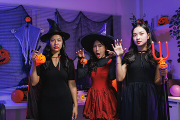Obraz premium Young women celebrating halloween in witch costumes