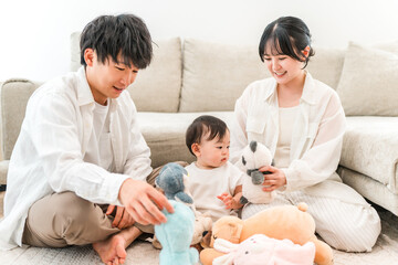 Obraz premium マイホームのリビングで子供,赤ちゃんと遊ぶ子育て世代のファミリー,家族（育児,子育て,スキンシップ） 