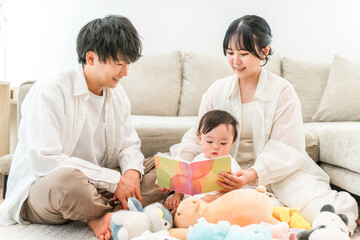 マイホームのリビングで子供,赤ちゃんと遊ぶ子育て世代のファミリー,家族（育児,子育て,スキンシップ）
