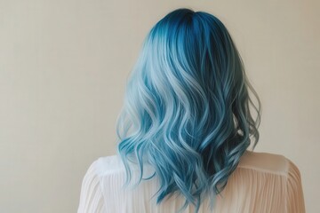 Naklejka premium Vibrant, stylishly wavy hair showcases a striking ombre effect of teal blue and light blue hues against a neutral background.
