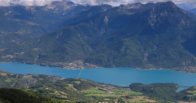 La ville de Savines-le-Lac au bord du Lac de Serre-Pon&ccedil;on
