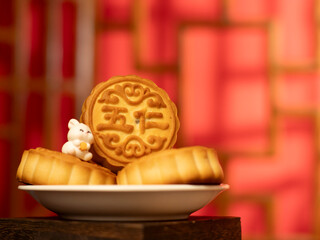 Go home to eat mooncakes during the Mid-Autumn Festival.