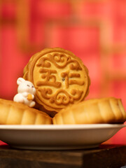 Go home to eat mooncakes during the Mid-Autumn Festival.
