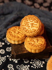 Go home to eat mooncakes during the Mid-Autumn Festival.
